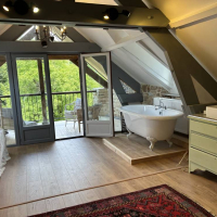 Haus zu verkaufen in Frankreich - Bedroom with balcony and view.jpg